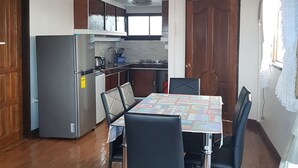 家庭顶层房, 无烟房, 海洋景观 | 客房内用餐