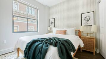 Desk, iron/ironing board, WiFi, bed sheets