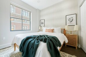 Desk, iron/ironing board, WiFi, bed sheets - Comfy Financial District 1br | Keyless Entry (Boston)