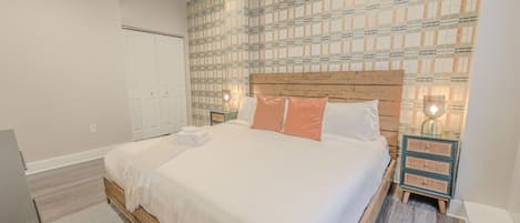 Desk, iron/ironing board, WiFi, bed sheets