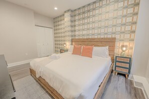 Desk, iron/ironing board, WiFi, bed sheets - Boston Financial District 1BR | Walk to anything! (Boston)