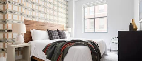 Escritorio, tabla de planchar con plancha y wifi