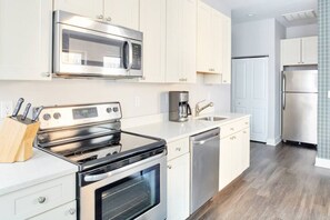 Fridge, coffee/tea maker - Milk153-6G-1/1 · Bright FIDI 1br | Centrally Located (Boston)