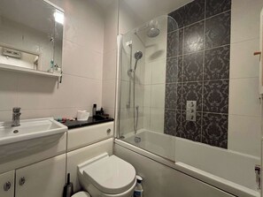 Shower - Homely 1BDR Flat with Private Patio in Angel (Greater London)
