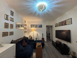 TV, offices - Homely 1BDR Flat with Private Patio in Angel (Greater London)