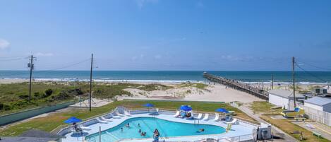 Una piscina al aire libre de temporada