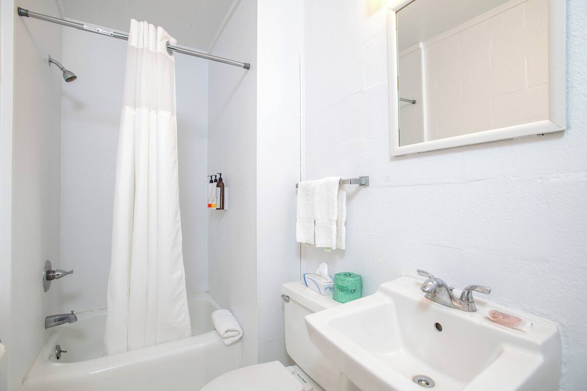 Room | Bathroom | Free toiletries, towels, soap, shampoo