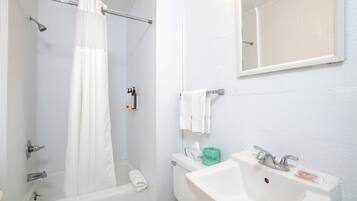 Chambre | Salle de bain | Articles de toilette gratuits, serviettes fournies, savon, shampoing