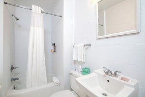 Room | Bathroom | Free toiletries, towels, soap, shampoo - Oceanana Motel (Atlantic Beach)