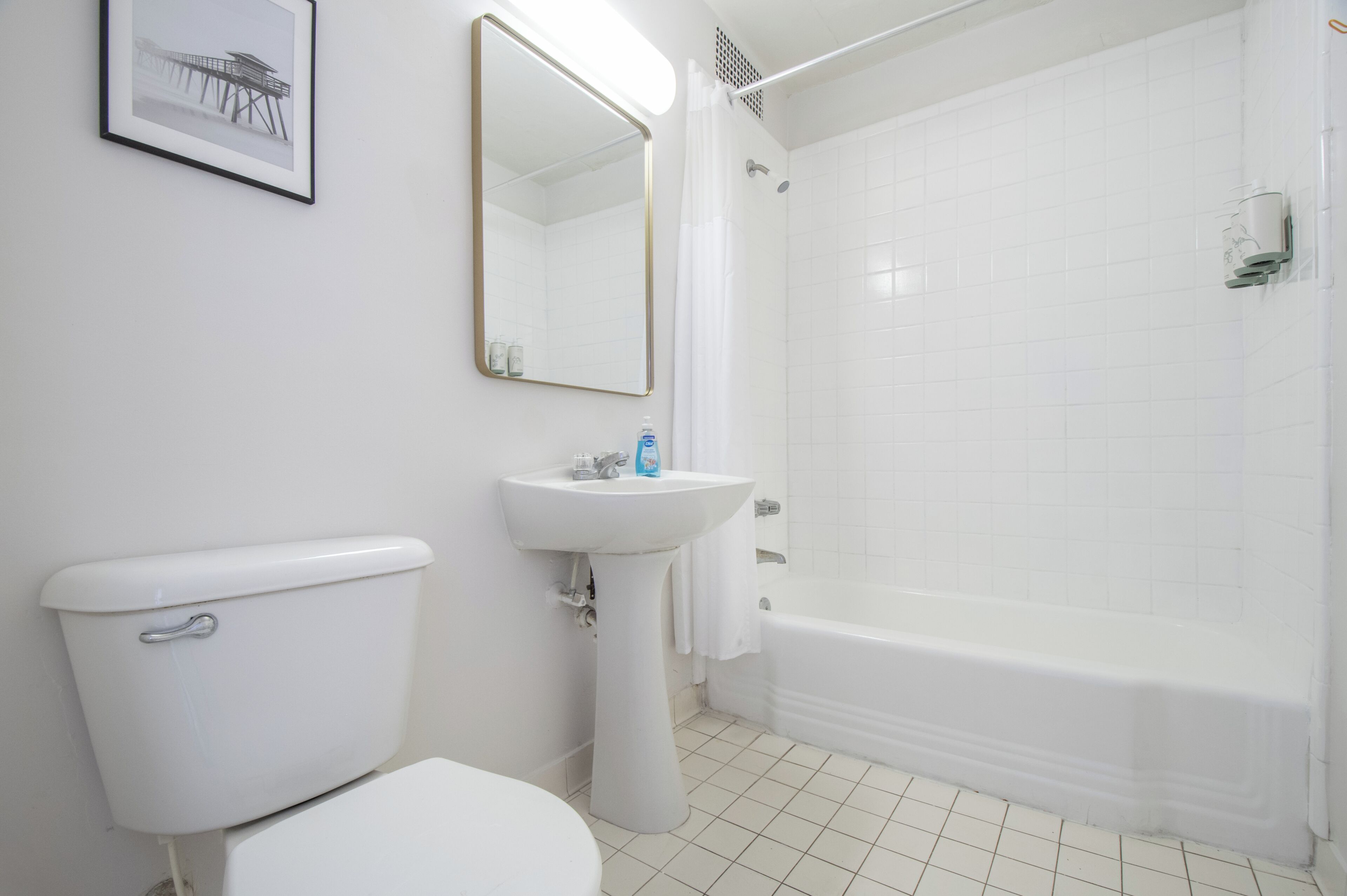 Une salle de bain avec des toilettes, un lavabo et une baignoire.