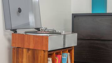 Deluxe Room | Iron/ironing board, free WiFi