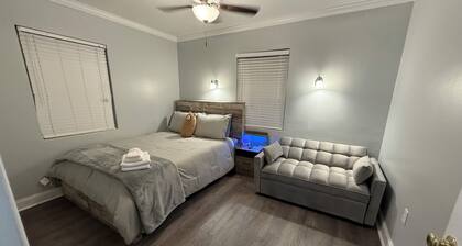 Luxe Modern Home - Private, Friendly & Stylish