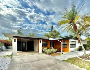 Exterior - Luxe Modern Home - Private, Friendly & Stylish (Sarasota)