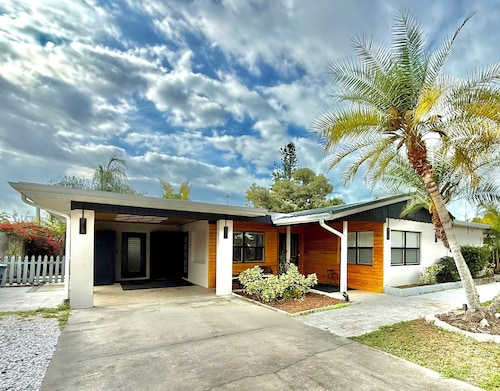 Luxe Modern Home - Private, Friendly & Stylish