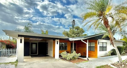 Luxe Modern Home - Private, Friendly & Stylish