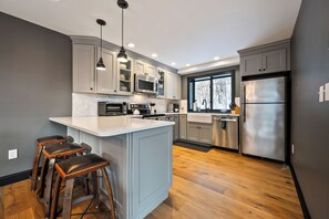 Fridge, microwave, oven, stovetop - Summit 71 - Pools, Hot Tubs, Shuttle, Loon & Downtown (Lincoln)
