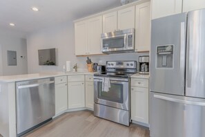 Fridge, coffee/tea maker - Luxurious 1BR in FIDI Boston | Close to Everything (Boston)