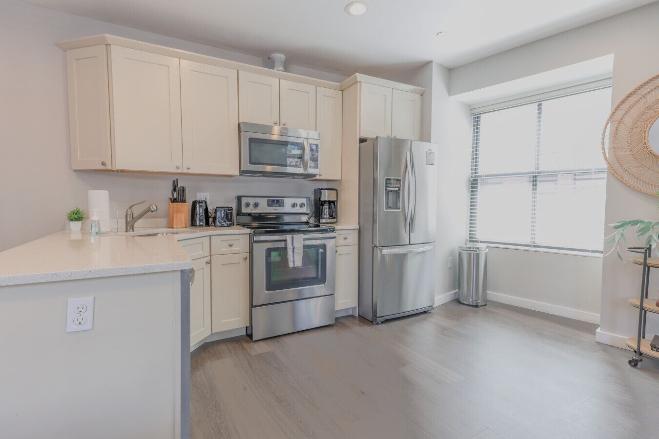 Fridge, coffee/tea maker
