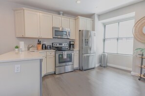 Fridge, coffee/tea maker - Luxurious 1BR in FIDI Boston | Close to Everything (Boston)