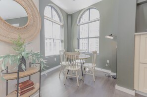 Dining - Luxurious 1BR in FIDI Boston | Close to Everything (Boston)