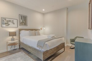 Desk, iron/ironing board, WiFi - Luxurious 1BR in FIDI Boston | Close to Everything (Boston)