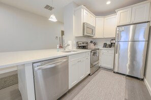 Een koelkast, een magnetron, een oven, een kookplaat