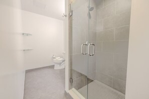 Een haardroger, handdoeken