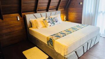 Dobbeltrom, balkong, sjøutsikt | Skrivebord for bærbar PC og wi-fi (inkludert)