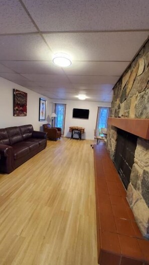 Living area - Pells Hostel (Regina)