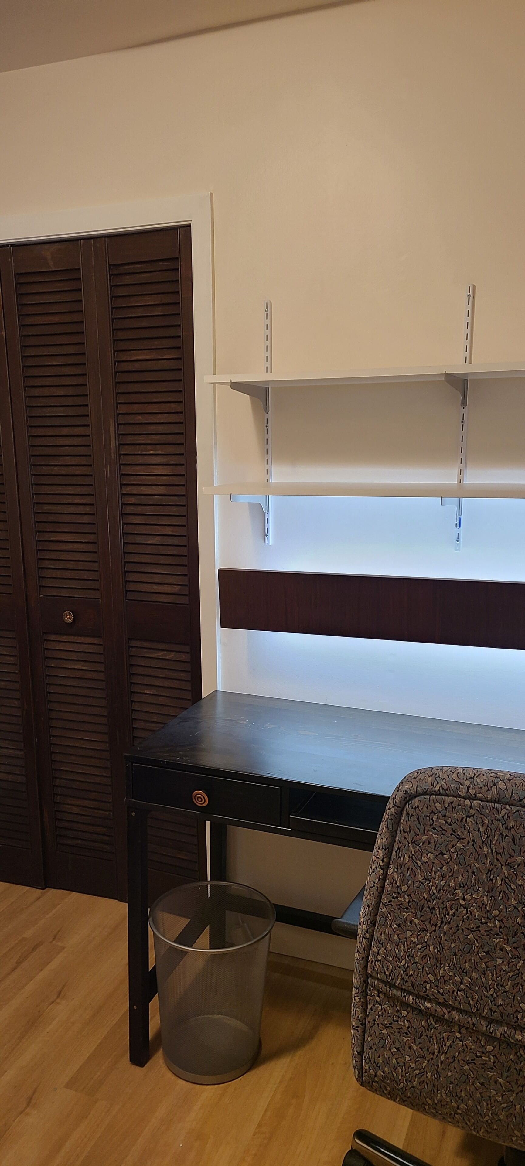 Enkeltrom | Skrivebord, skrivebord for bærbar PC, lydisolert og wi-fi (inkludert)