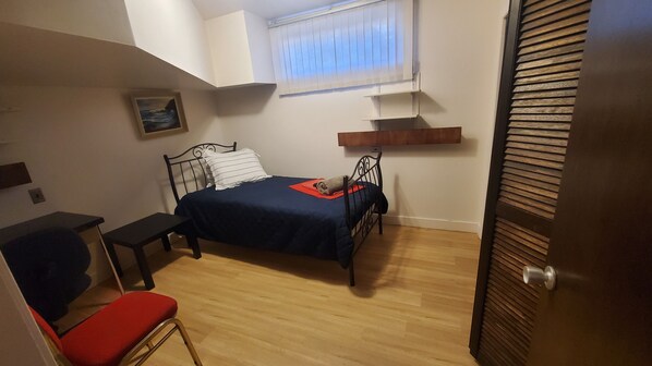 Single Room | Desk, laptop workspace, free WiFi, bed sheets - Pells Hostel (Regina)