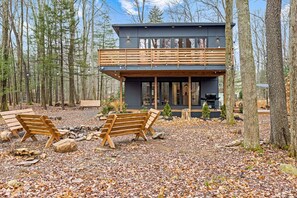 Property grounds - Superb 6-bedroom house with HVAC in charming Pocono Pines (Pocono Pines)