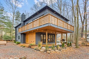Exterior - Superb 6-bedroom house with HVAC in charming Pocono Pines (Pocono Pines)