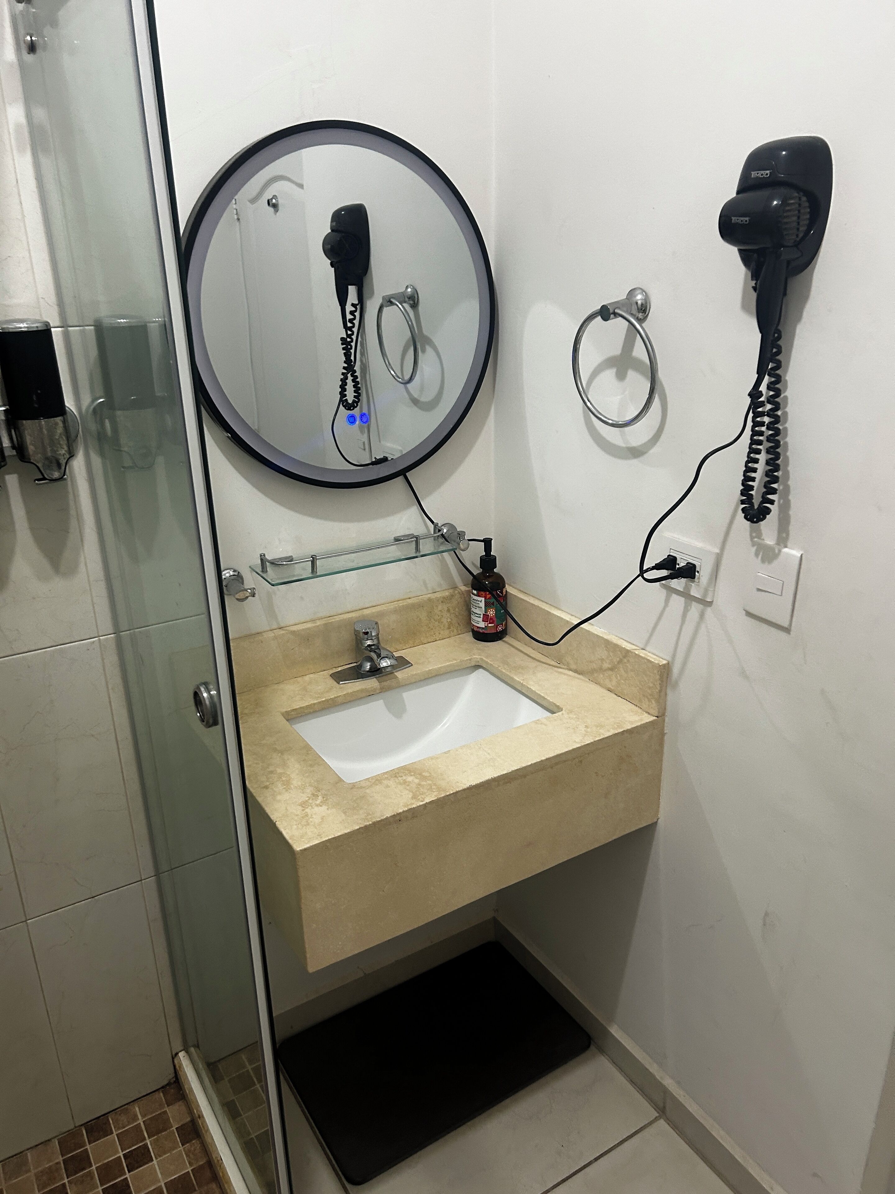 Hiustenkuivaaja, saippua, vessapaperi