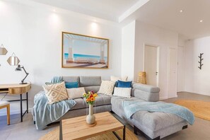 TV - SoNice · Modern, 2 BR, 2 Bath, 1A location, 2 balc (Nice)