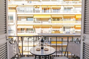 Outdoor dining - SoNice · Modern, 2 BR, 2 Bath, TOP location, 2 balc (Nice)