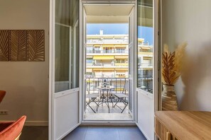 Interior - SoNice · Modern, 2 BR, 2 Bath, 1A location, 2 balc (Nice)