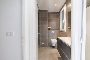 Sèche-cheveux, serviettes fournies