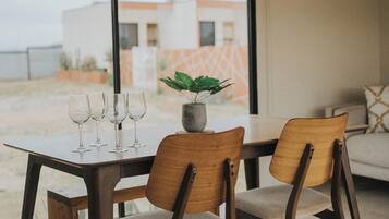 Suite Deluxe, balcón, vista al jardín | Comedor