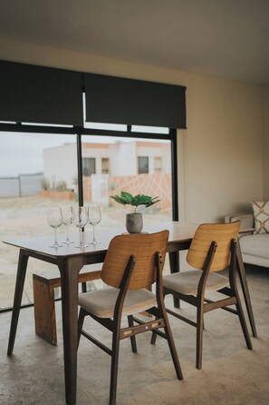 Deluxe Suite, Balcony, Garden View | Dining room