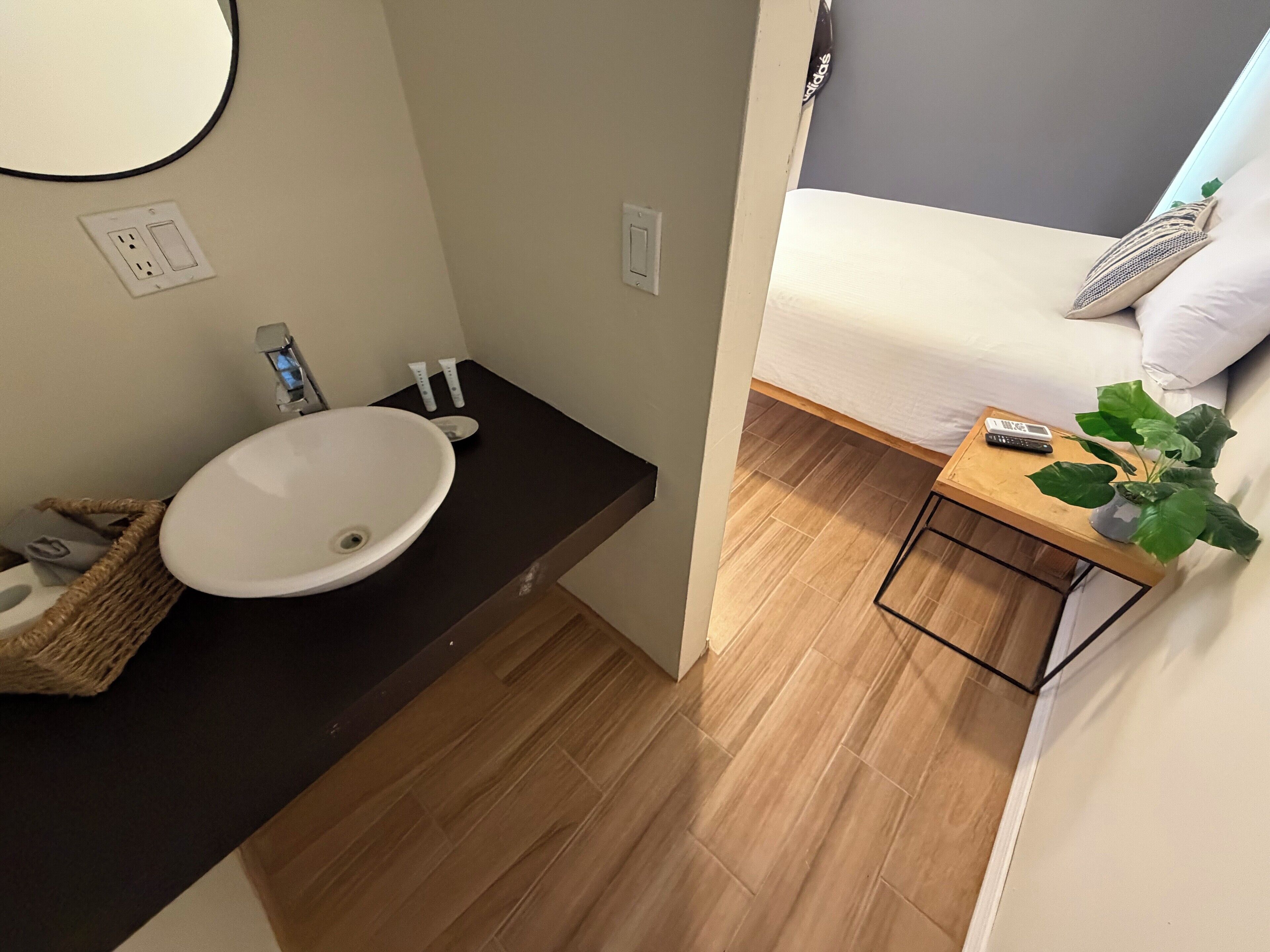 Phòng Deluxe, ban công, quang cảnh hồ bơi | Bàn ủi/dụng cụ ủi quần áo, truy cập Internet không dây miễn phí 