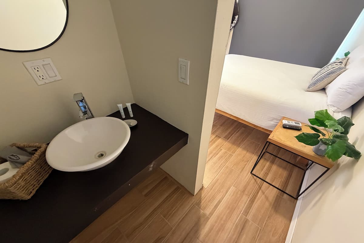 Habitación Deluxe, balcón, vista a la alberca | Tabla de planchar con plancha y wifi gratis