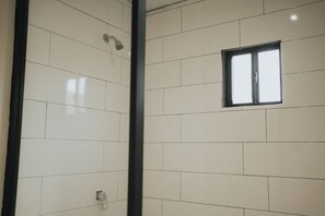 Deluxe Room, Balcony, Pool View | Bathroom | Hair dryer, towels, soap, shampoo - Casas VV (Valle de Guadalupe)