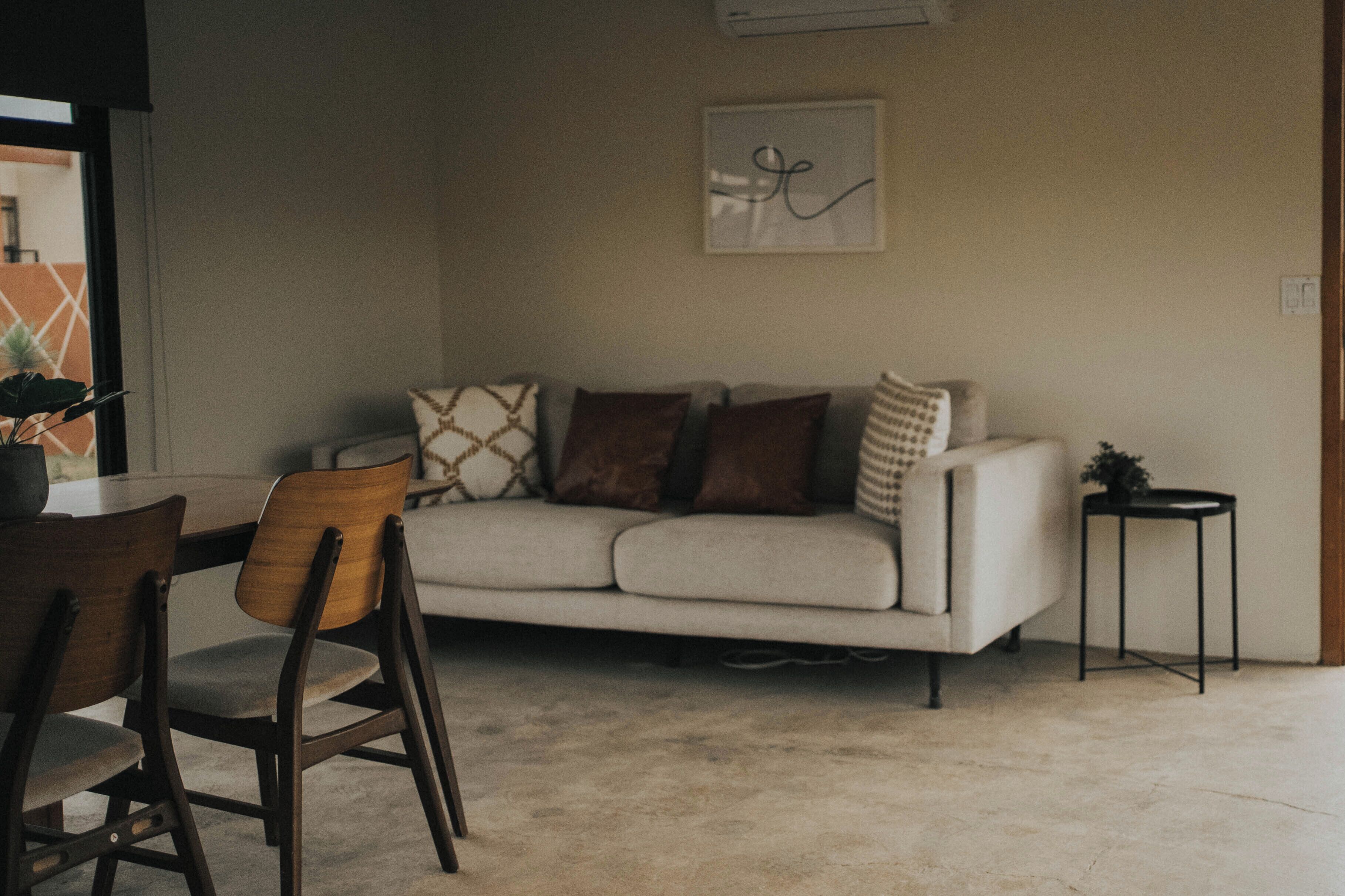 Suite Deluxe, balcón, vista al jardín | Área de sala de estar