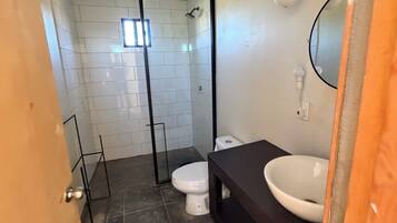 Deluxe suite, balkon, uitzicht op tuin | Badkamer | Een haardroger, handdoeken, zeep, shampoo