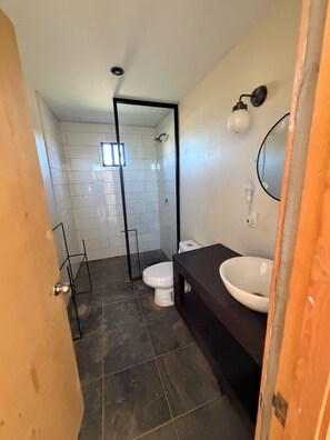 Phòng Suite Deluxe, ban công, quang cảnh vườn | Phòng tắm | Máy sấy tóc, khăn tắm, xà phòng, dầu gội 