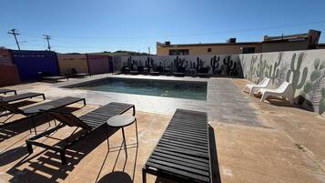 Deluxe kamer, balkon, uitzicht op zwembad | Zwembad | Een buitenzwembad