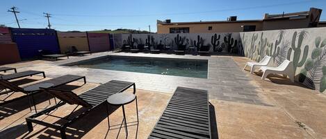 Habitación Deluxe, balcón, vista a la alberca | Alberca | Alberca al aire libre