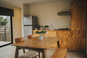 Deluxe-Suite, Balkon, Gartenblick | Esszimmer