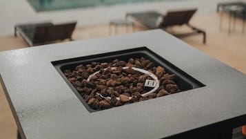 Habitación Deluxe, balcón, vistas a la piscina | Terraza o patio